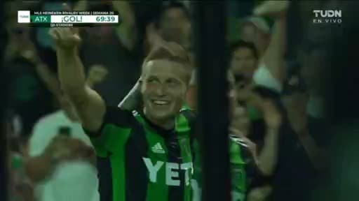 ¡Se le viene la noche al Dynamo! Testarazo de Alexander Ring para el 3-1