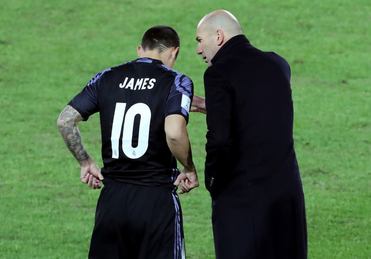 El técnico Zinedine Zidane habla con el futbolista colombiano James Rodríguez en las semifinales del Mundial de Clubes el jueves, 15 de diciembre de 2016, en Yokohama, Japón. (AP Photo/Eugene Hoshiko)