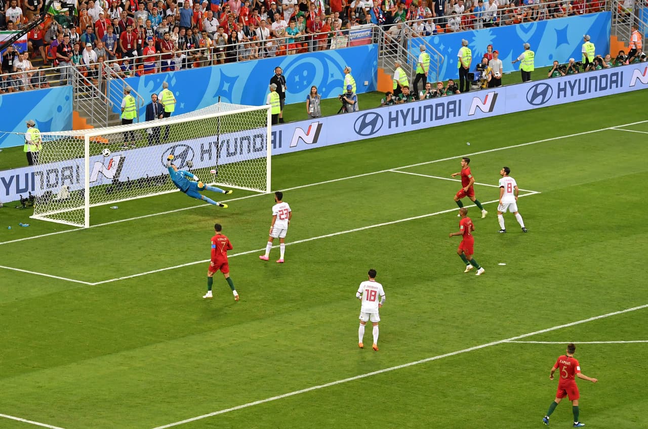 Los remates a tres dedos del extremo portugués son una especialidad. En la fase de grupos lo volvió a hacer desde la banda derecha enviando el balón al ángulo más lejano del portero iraní.