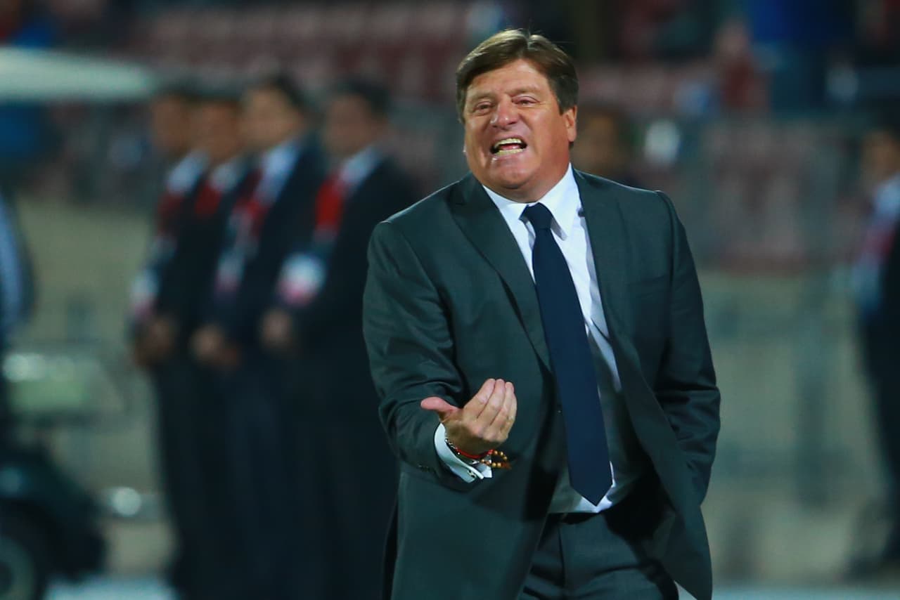 El Tri consiguió la Copa Oro, y parecía que el ‘Piojo’ se iba a mantener al frente de la selección pero en su regreso a México se encontró a Christian Martinoli y tuvo un altercado con el periodista que provocó su salida del combinado mexicano.