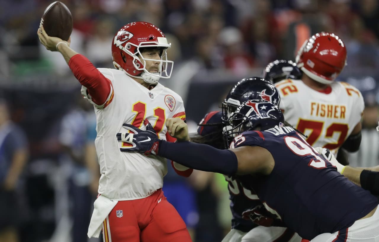 Alex Smith mostró que sigue en plan grande, con 324 yardas por tierra y tres pases de anotación.