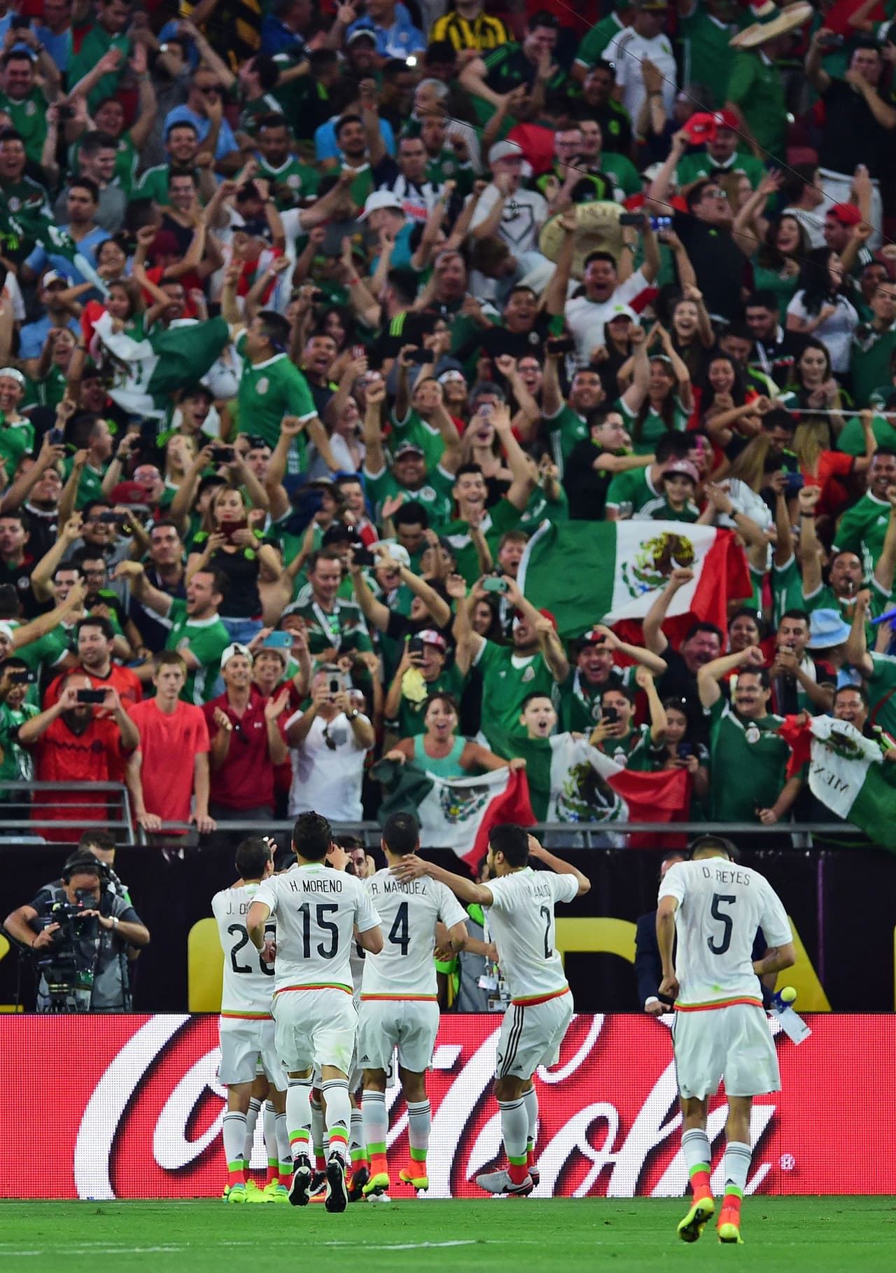 El equipo completo celebra la ventaja.