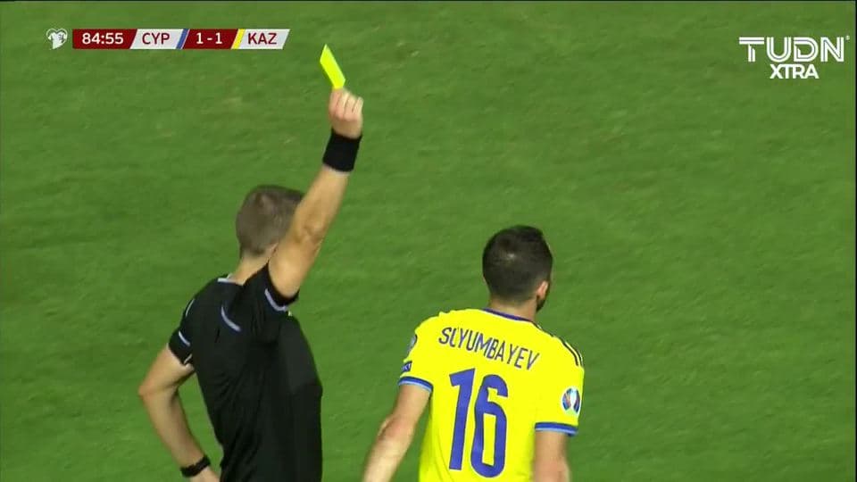 Tarjeta amarilla. El árbitro amonesta a Gafurzhan Suyumbayev de Kazakhstan