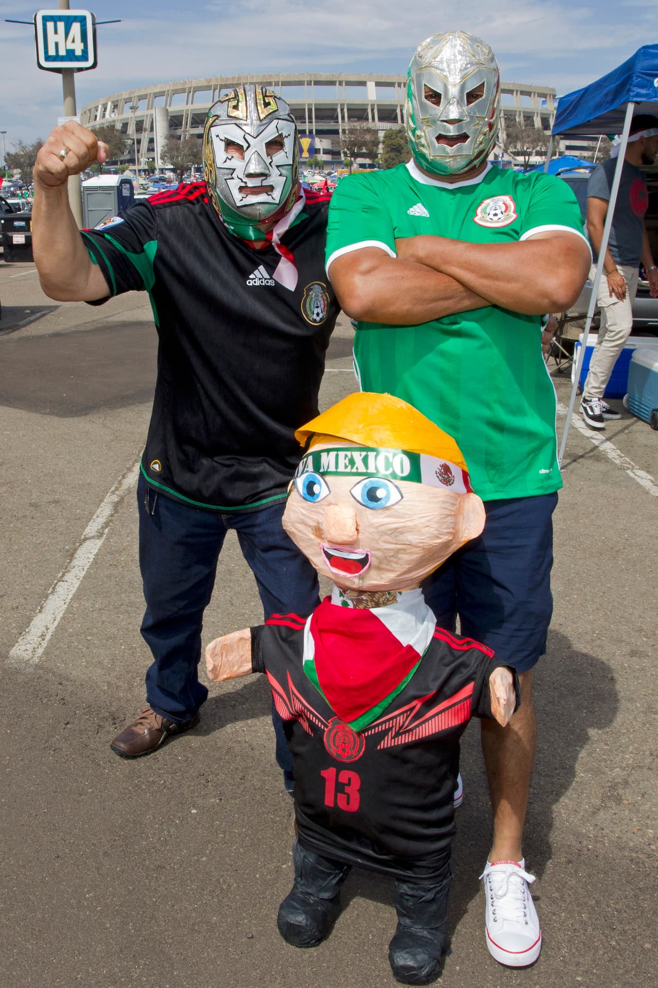 Horas antes del duelo entre México y El Salvador, los aficionados empezaron a hacer su partido en el estacionamiento del Qualcomm Stadium de San Diego, una fiesta llena de música y camaradería entre las dos naciones.