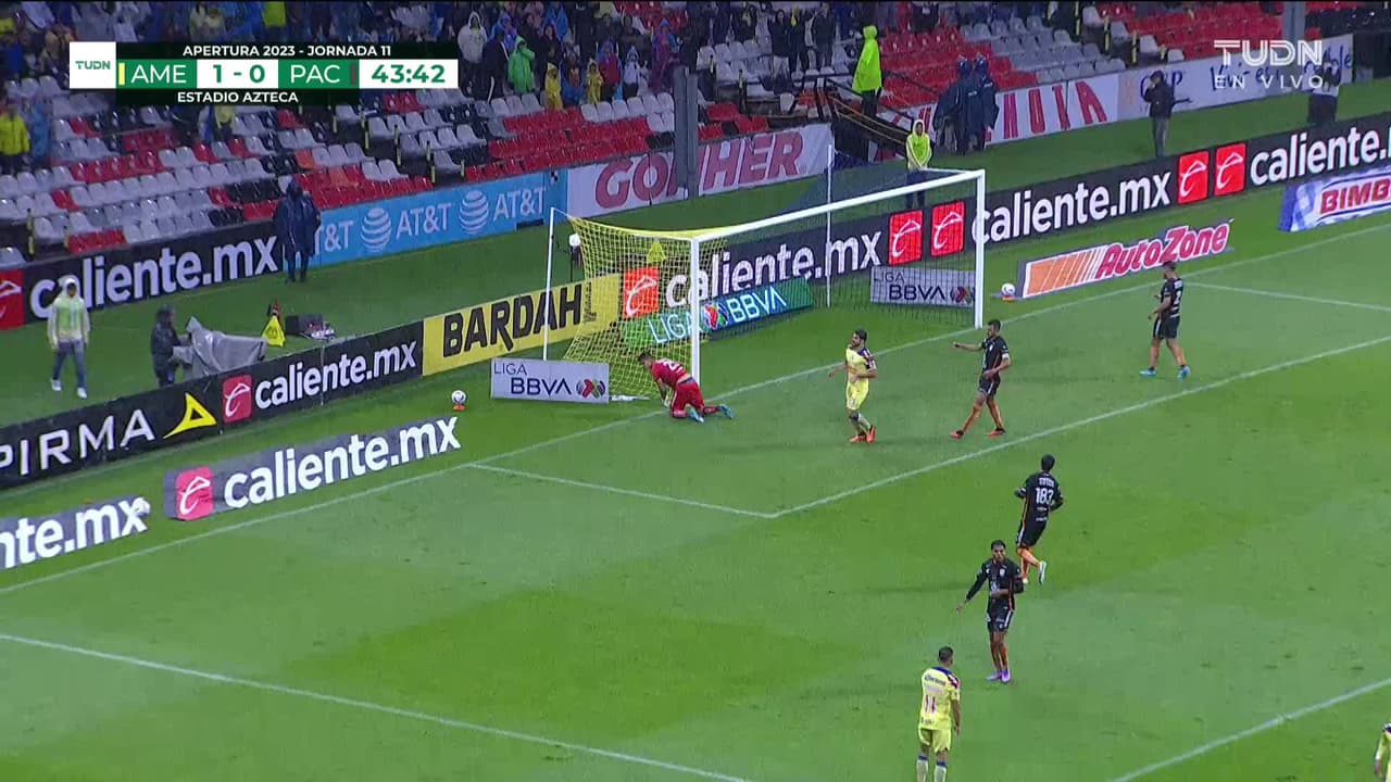 ¡TIRO ATAJADO! disparo por Leo Suárez.