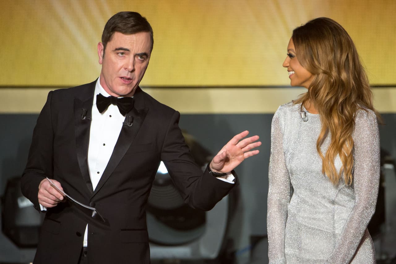 Los presentadores del evento Kate Abdo y James Nesbitt fueron los encargados de llevar a cabo la entrega del Balón de Oro 2015.