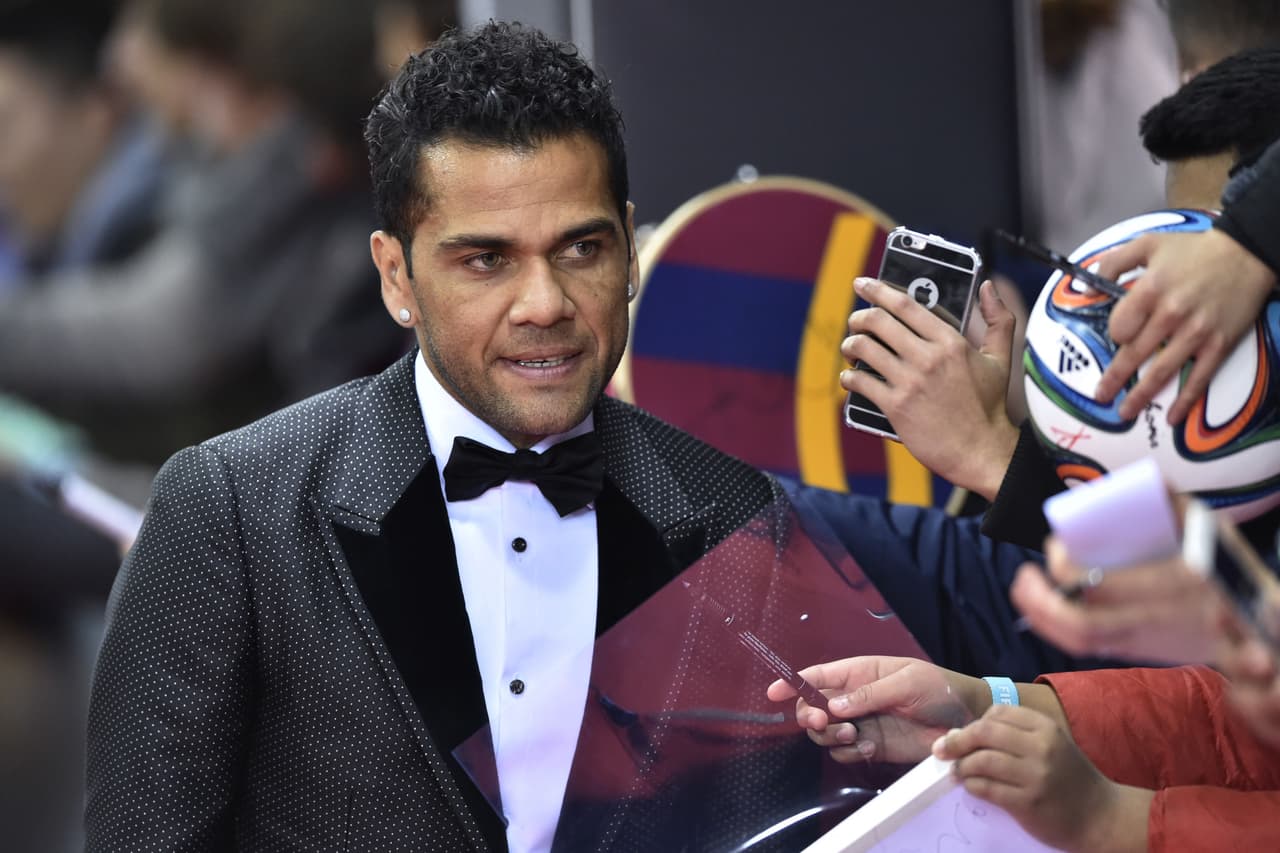 El defensor blaugrana, Dani Alves, llegó a Zurich para apoyar a Lio Messi para que logre conquistar una vez más otro Balón de Oro.