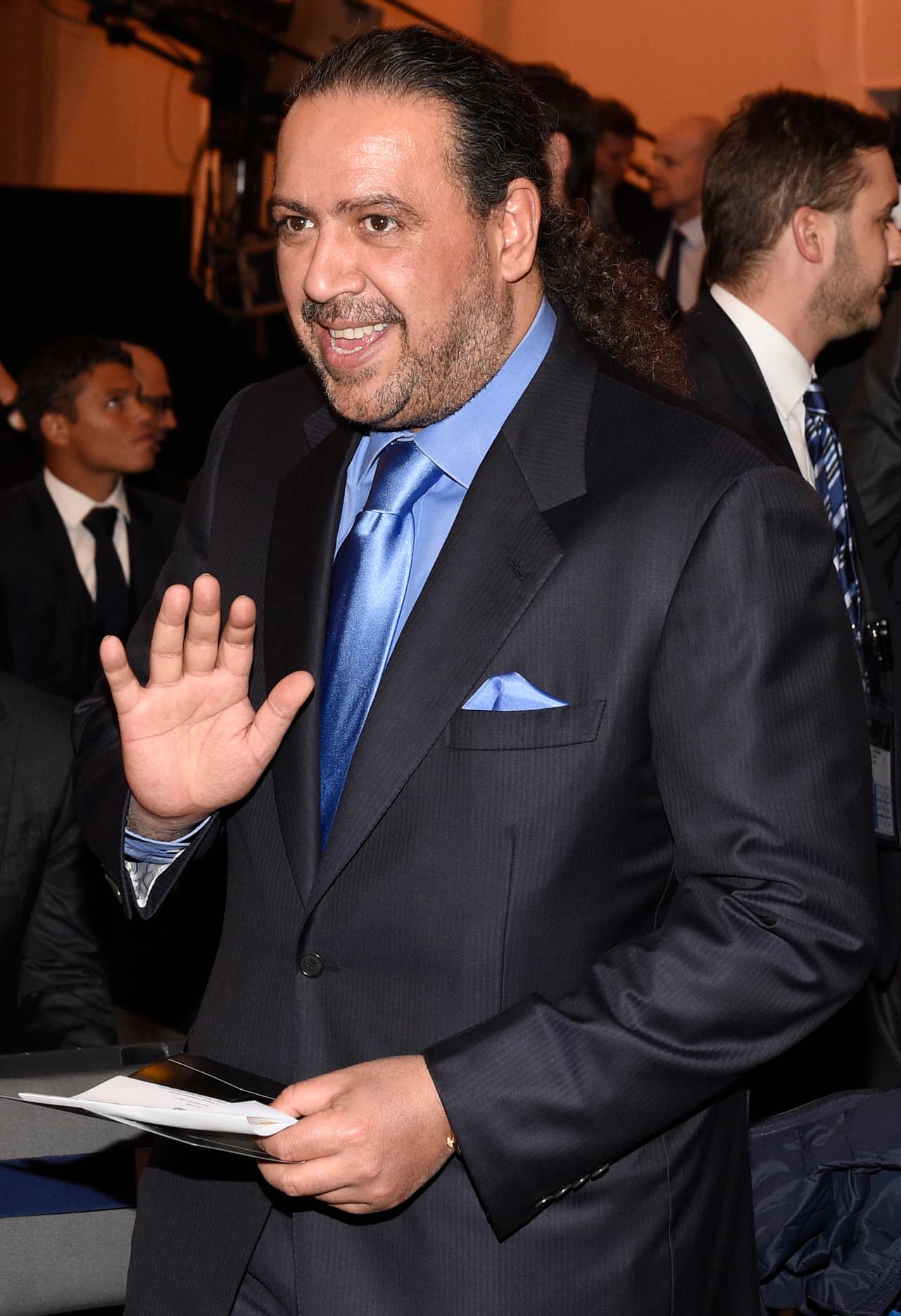El miembro ejecutivo de la FIFA en Kuwait, Sheikh Ahmad al-Fah al-Sabah, buscaba su lugar dentro del recinto donde se llevaría a cabo la ceremonia.