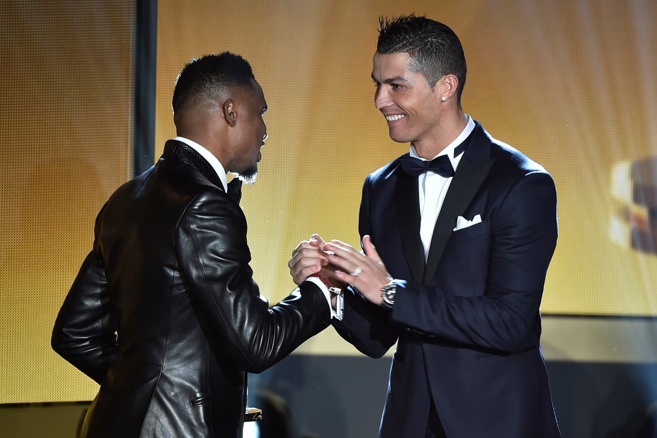 Cristiano Ronaldo y su exrival, Samuel Eto'o, se saludaron efusivamente de manos después de que el jugador del Real Madrid fuera seleccionado dentro del equipo de la FIFA FIFPro World IX.