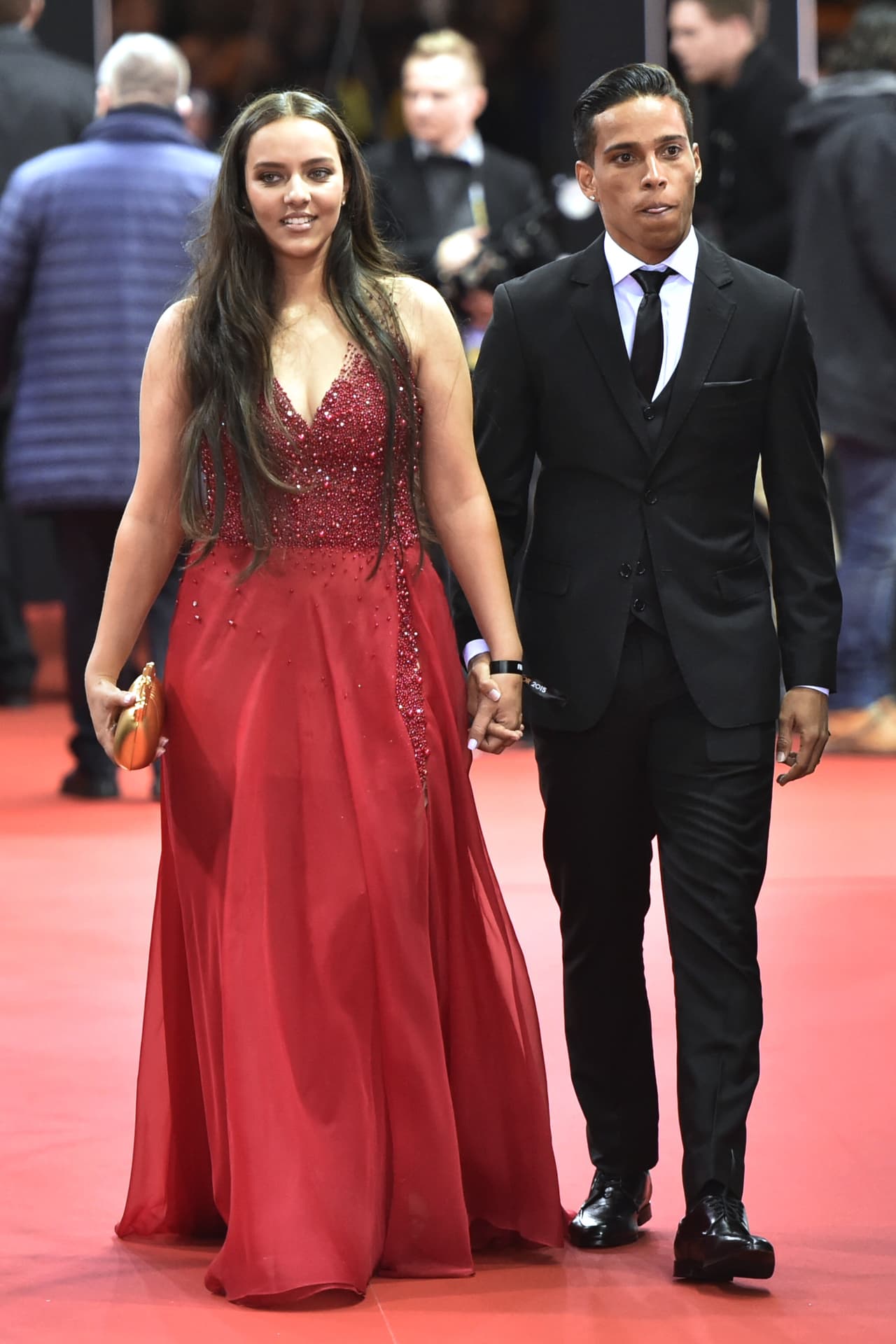 El delantero del Vila Nova FC, Wendell Lira, llegaba al Balón de Oro de la mano de su esposa al Kongresshaus en Zurich.
