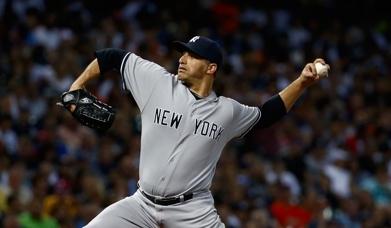 En el 2011, Andy Pettitte comunicó que no seguría más en el béisbol de las Grandes Ligas. Firmó con los New York Yankees para ser parte del staff técnico, pero luego jugó en Ligas Menores y en el 2012 hizo su regreso triunfal a la MLB.