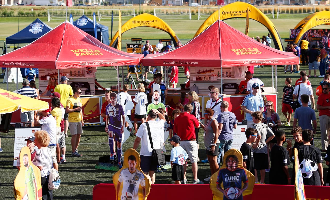 Miles de aficionados se dieron cita al Dick's Sporting Goods Park desde tempranas horas.