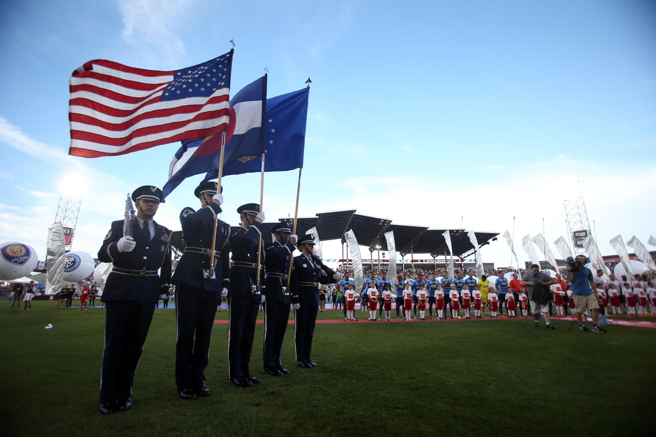Las banderas del país, ciudad y estado flamearon por todo lo alto.