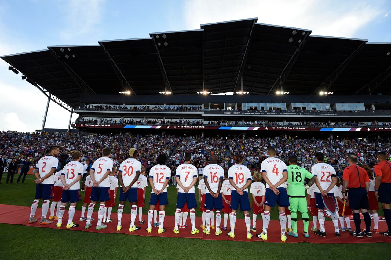 El Equipo de las Estrellas de la MLS durante la entonación del himno nacional.