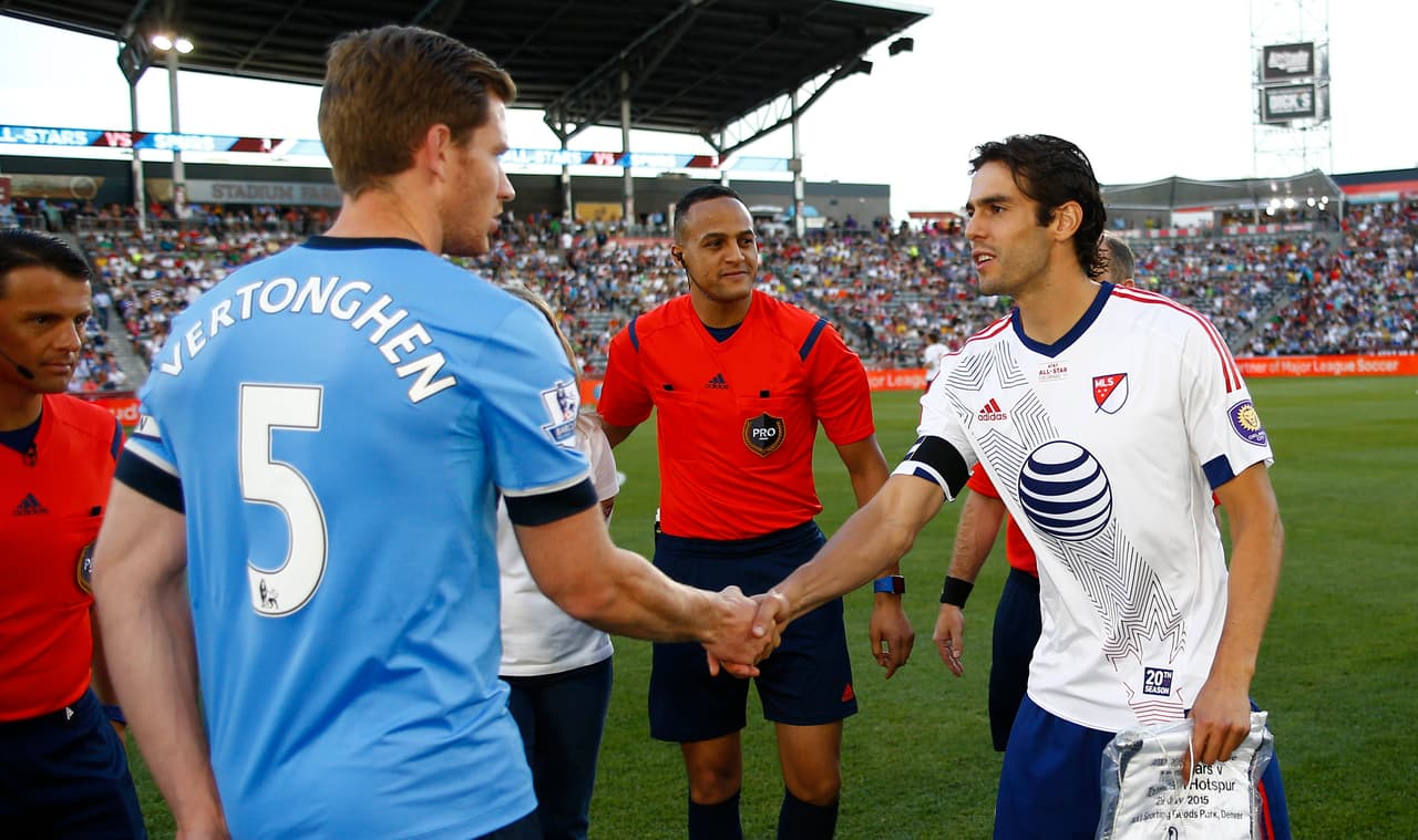 Saludos entre los capitanes Kaká del Equipo de las Estrellas y Jan Vertonghen del Tottenham.