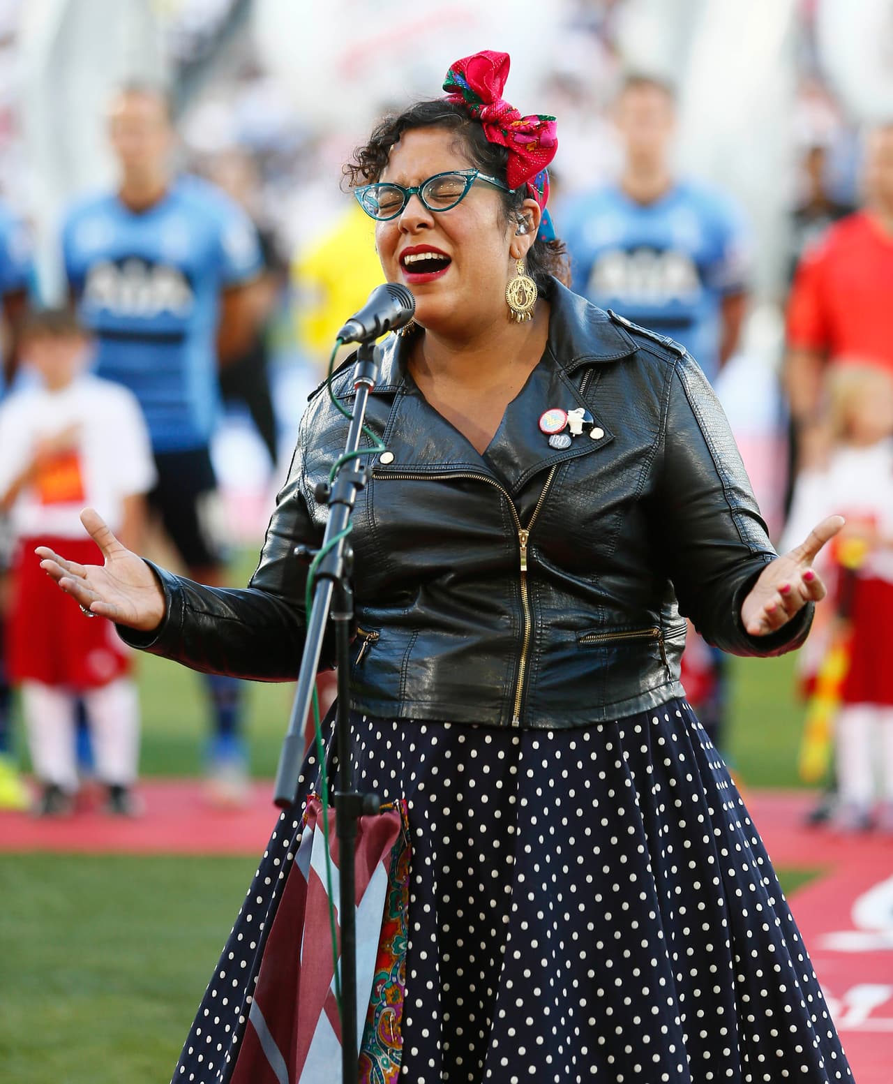 La cantante mexico-estadounidense Marisol Hernández, perteneciente a la banda 'La Santa Cecilia', hizo vibrar a los presentes con su entonación del himno nacional de Estados Unidos.