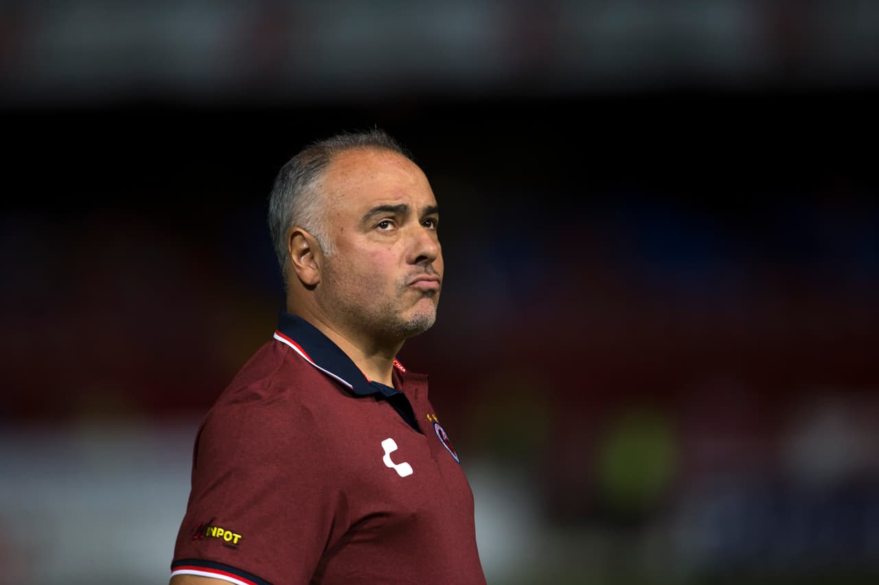 <b>Polémicos: </b>Otro que estuvo a nada de dirigir al Tri, concretamente, a dos minutos, fue 
<b>Guillermo Vázquez</b>. ¿Por quién no llegó? Hay que preguntarle a Moisés Muñoz y al América.