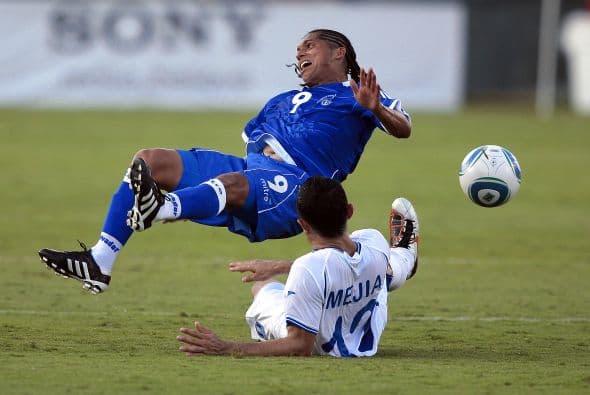 La defensa salvadoreña sufrió del lo lindo en el primer tiempo, pero para los segundos 45 minutos se recompusieron.