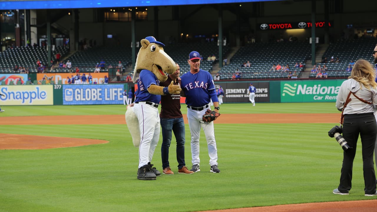 El directivo mexicano provocó los aplausos entre el público presente luego de realizar el primer lanzamiento de la campaña, en una imagen que quedará para el recuerdo de la selección.
<br>