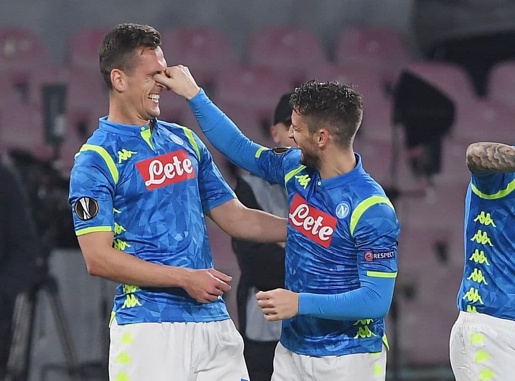 Apenas corróian 10 minutos de partido cuando Arkadiusz Milik puso en ventaja al equipo italiano, a pase del belga Dries Mertens (der), quien llegó a festejar con el polaco.