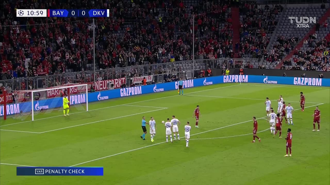 ¡GOL!  anota para FC Bayern München. Robert Lewandowski