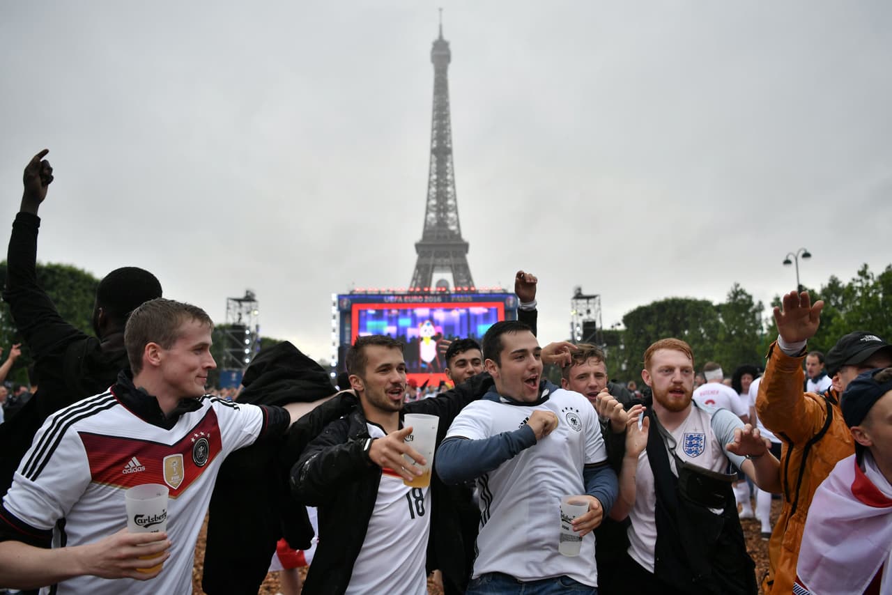Alemanes disfrutando del Eslovaquia-Inglaterra en la zona fan de París.