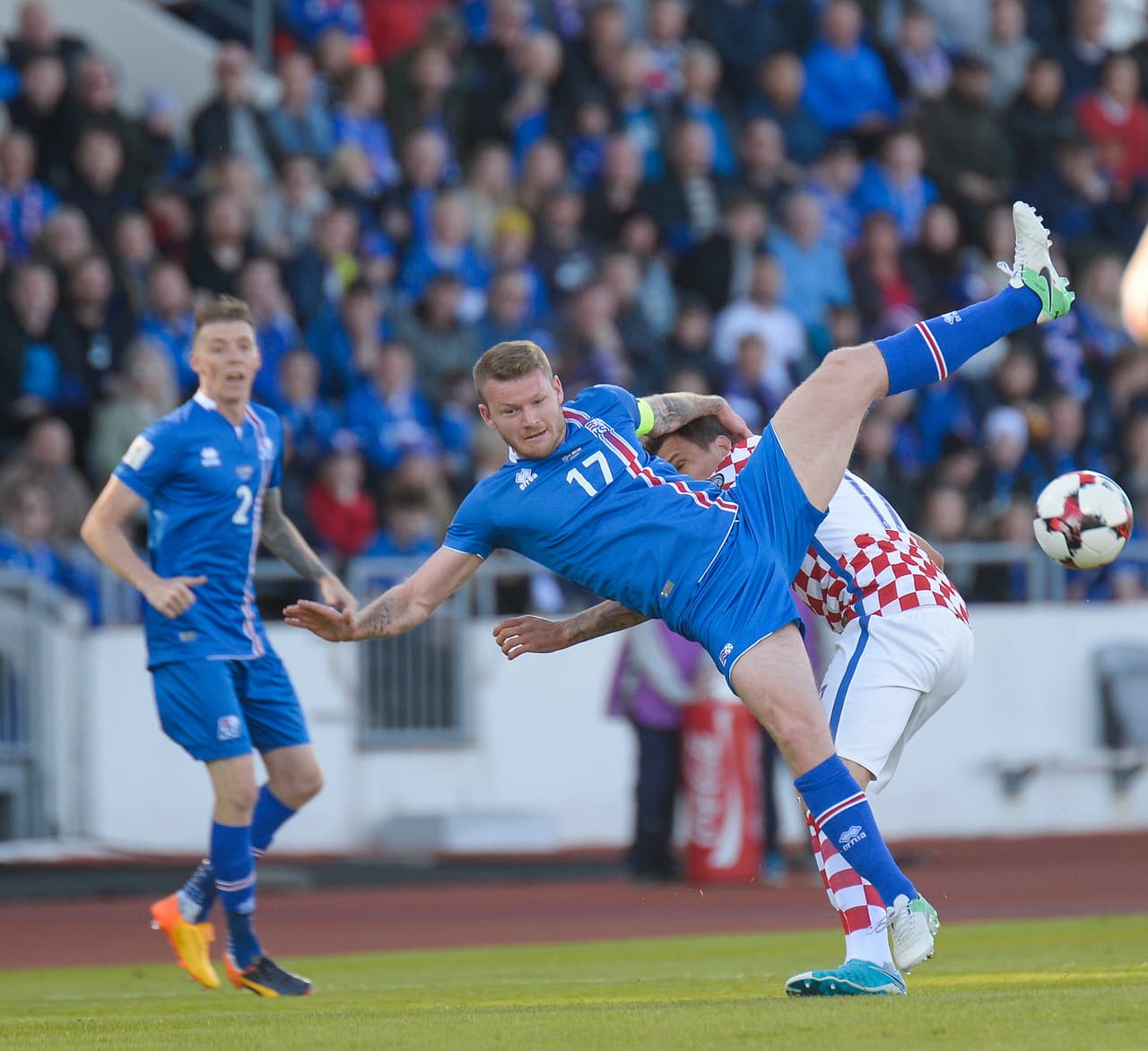 Aron Gunnarsson es el capitán de Islandia, equipo que ha consolidado su estilo en lo colectivo. Este jugador es el gran líder de la revelación del fútbol mundial.