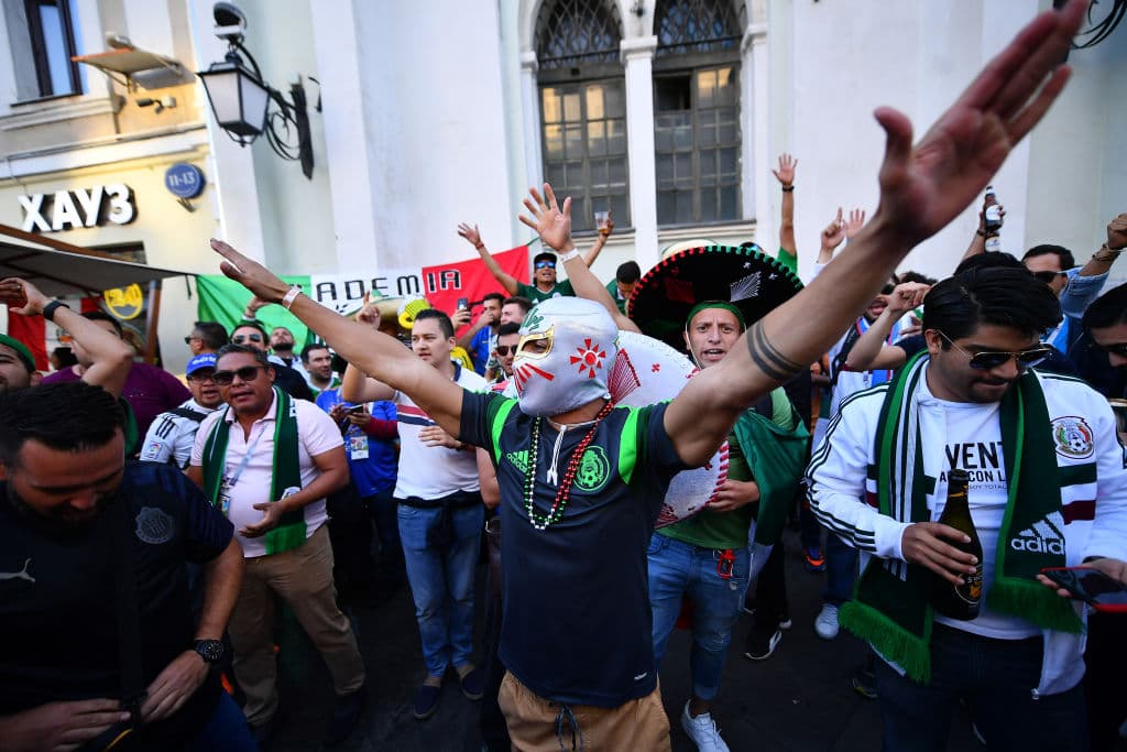 La fiesta mexicana tomó las calles de Moscú y con máscaras, banderas, sombreros y todo aquello que caracteriza a la afición Tricolor, causaron furor y contagiaron con su entusiasmo.