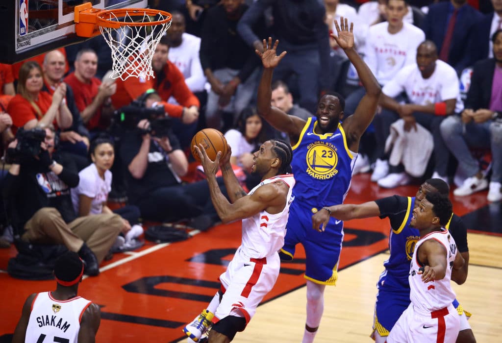 ¨Pero Kawhi Leonard se las estaba ingeniando para apoyar a sus Toronto Raptors atacando el aro. Le extrajo dos faltas a Kevon Looney en el periodo y se ganó sus viajes a la línea de tiros libres.