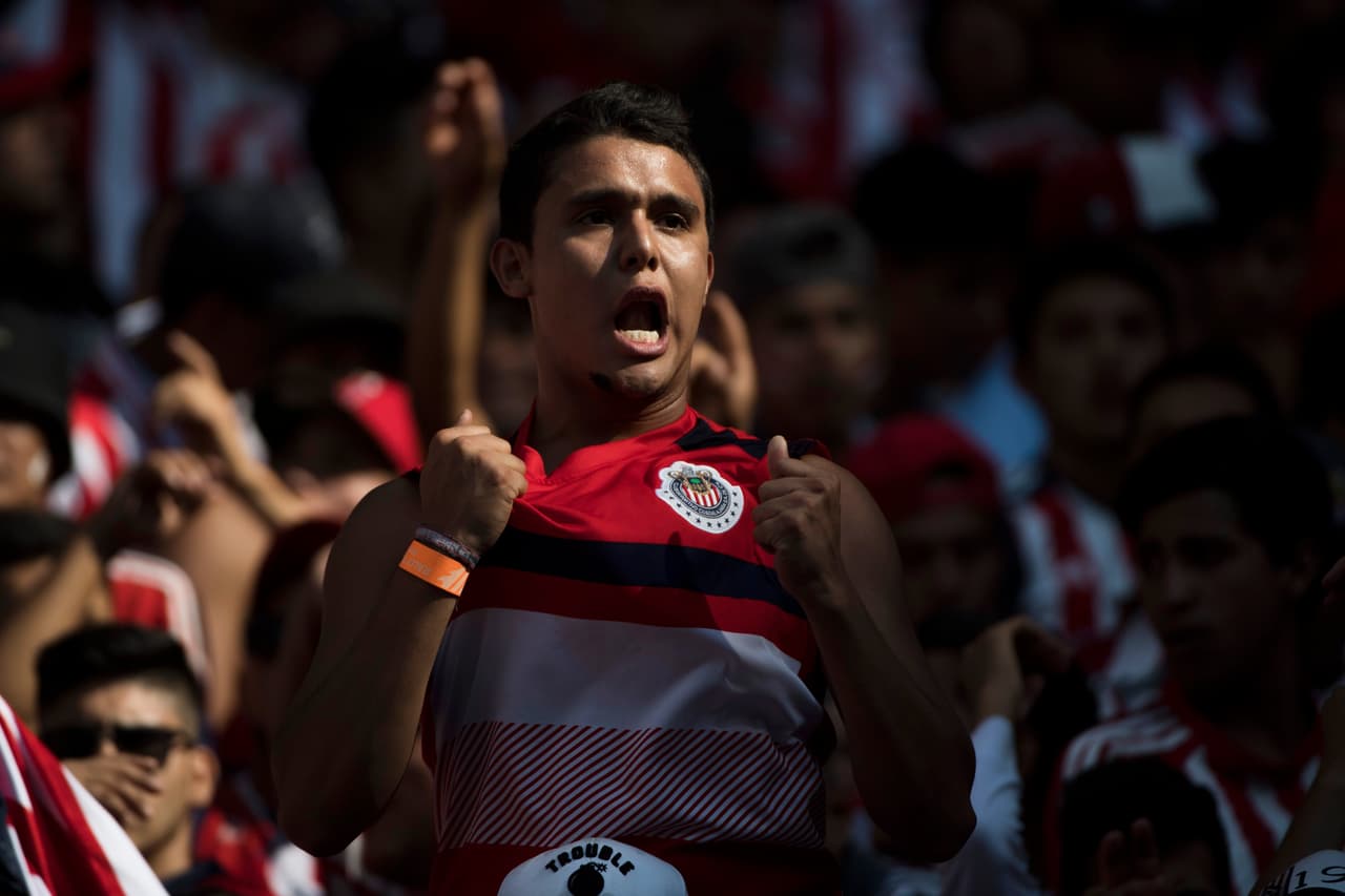 Aficionados de Chivas y Tigres disfrutaron de un gran espectáculo. Música, carne asada, sombreros, maquillajes, máscaras y banderas fueron la constante en el Estadio Chivas.