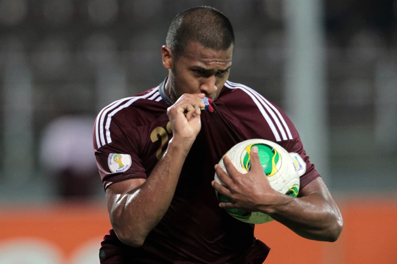 El delantero de la selección dijo además: "Qué mejor momento para decirles que amo a mi país profundamente y mi trabajo dentro de las metas personales siempre será dejar el nombre de mi país en alto. Prometo que haré todo el esfuerzo, sacrificio y trabajo, incluso más del que ya hago, para qué esto siempre sea así. Los venezolanos son unos gladiadores", concluyó.