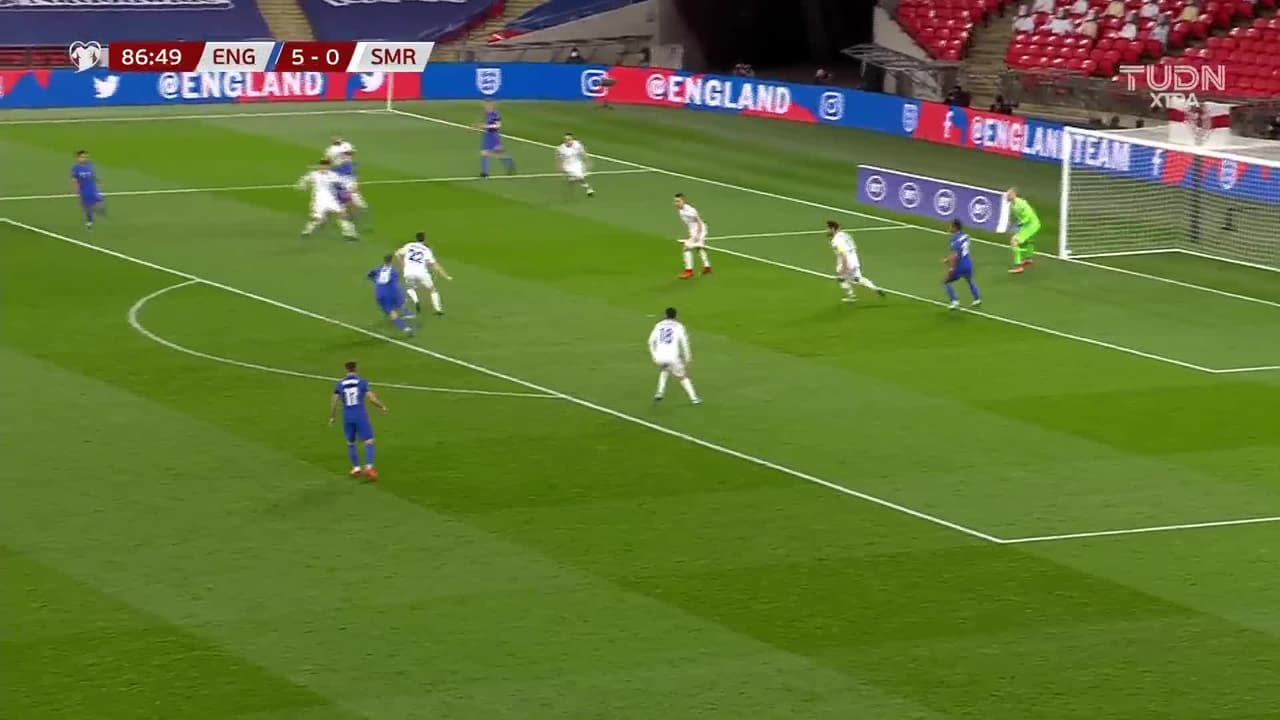 ¡GOL!  anota para Rumanía. Ianis Hagi