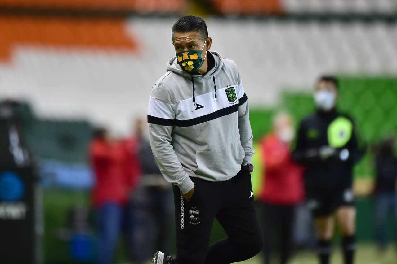 Ignacio Ambriz supera el coronavirus y dirige práctica de León