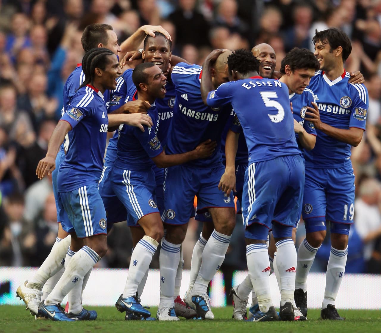 Chelsea F.C. (2010/11) - en esta oportunidad no corrieron con la misma suerte, a pesar del buen inicio finalizaron la Premier segundos con 71 puntos, nueve por debajo del United. Sus cinco tirunfos fueron ante West Brom, Wigan, Stoke, West Ham y Blackpool.