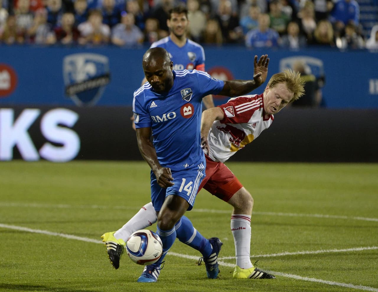 La batalla entre Reo Coker y Dax McCarty.