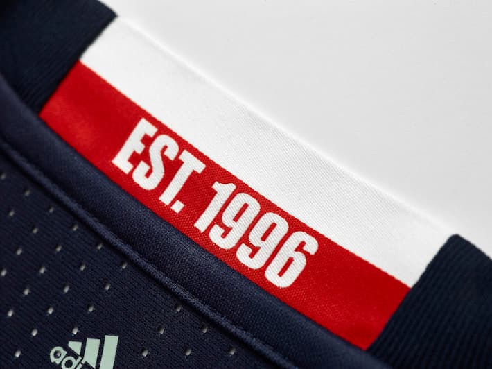 En la parte interna del cuello, recuerdan con orgullo que son una de las 10 franquicias originales de la MLS, que comenzaron a jugar en 1996.