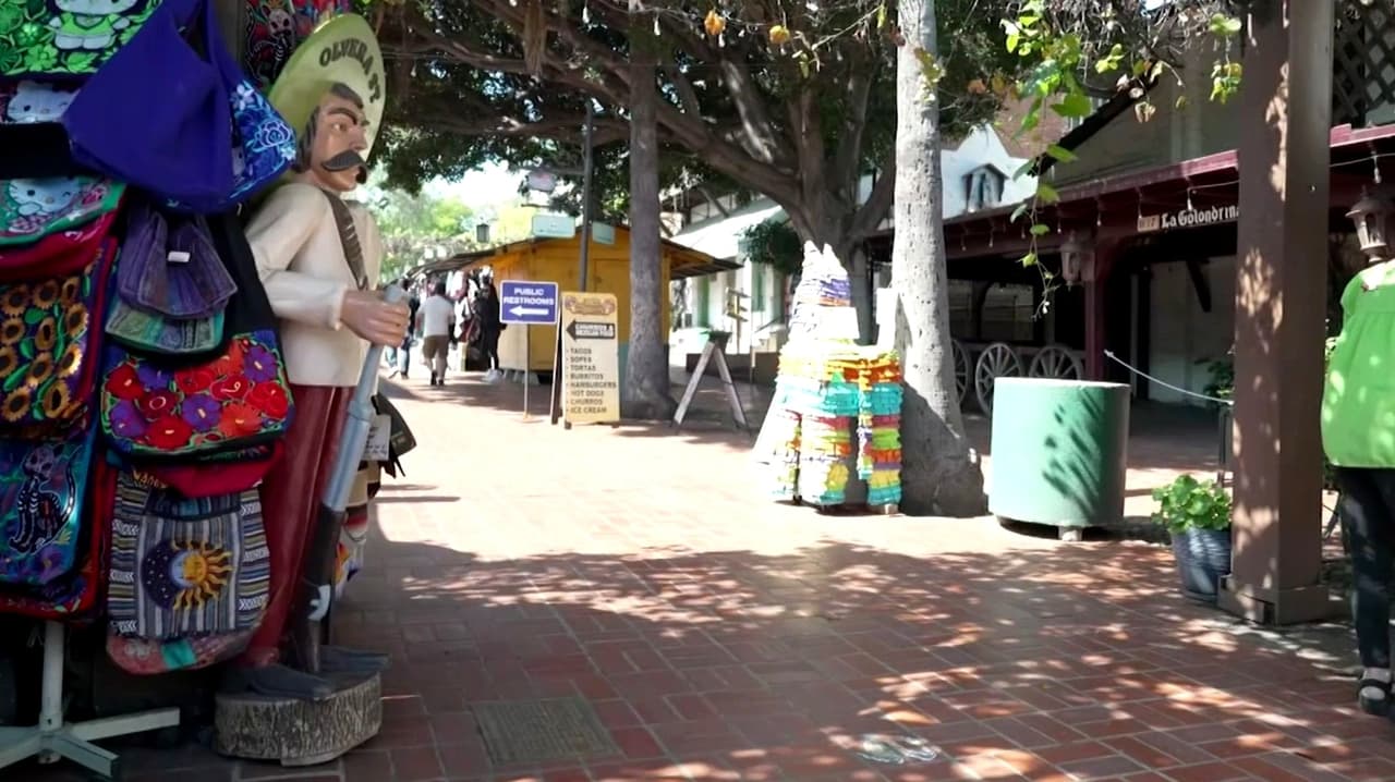 "Estamos batallando": El grito de auxilio de negocios en la histórica Plaza Olvera en Los Ángeles