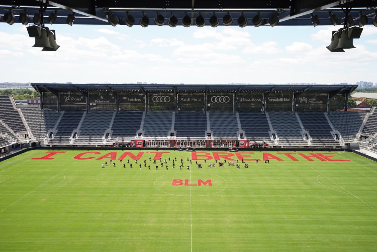 <b>Las protestas siguen en el deporte</b>
<br>Ahora fue el turno del DC United, equipo de la MLS, que pintó una parte lateral de la cancha en su estadio Audi Field.