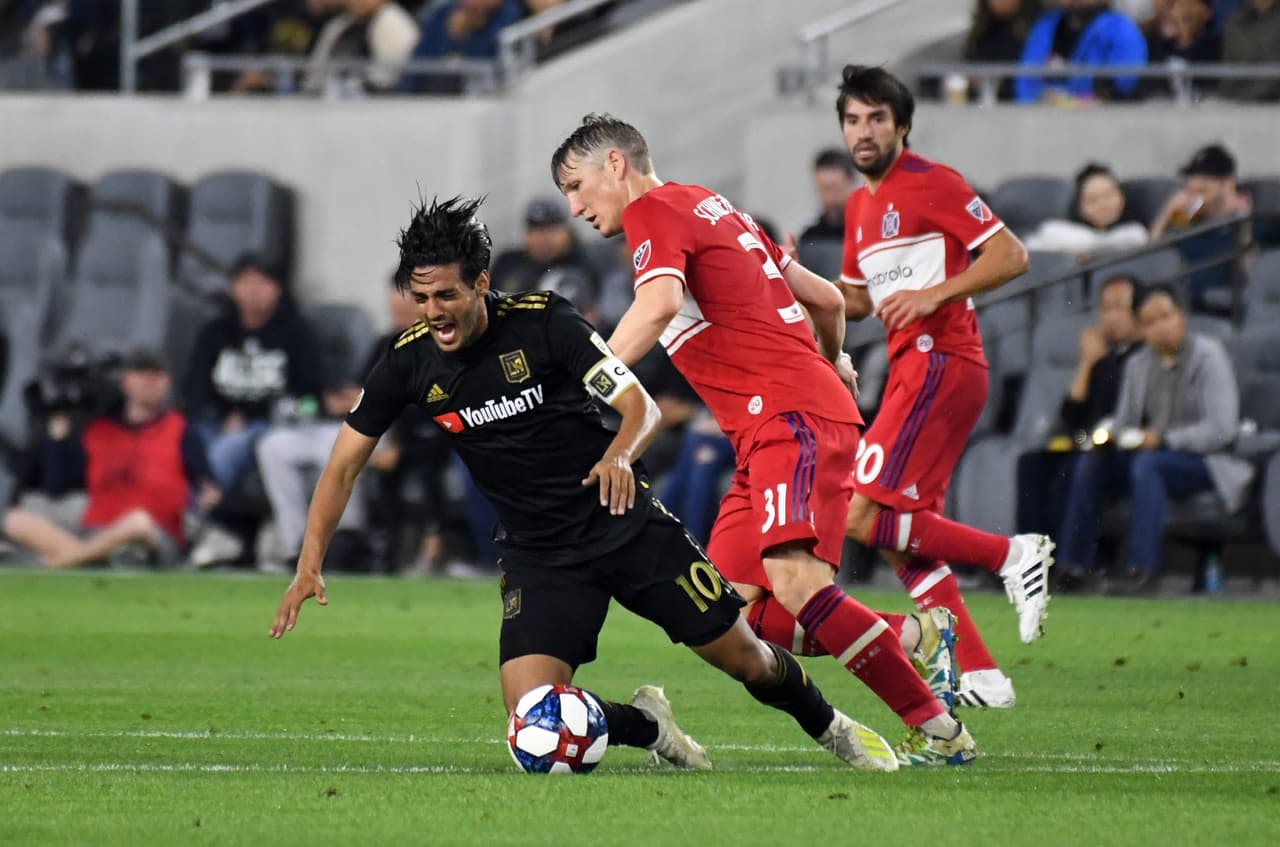 El mediocampista polaco Przemyslaw Frankowski (centro) se encargó personalmente de marcar al mexicano Carlos Vela de LAFC.