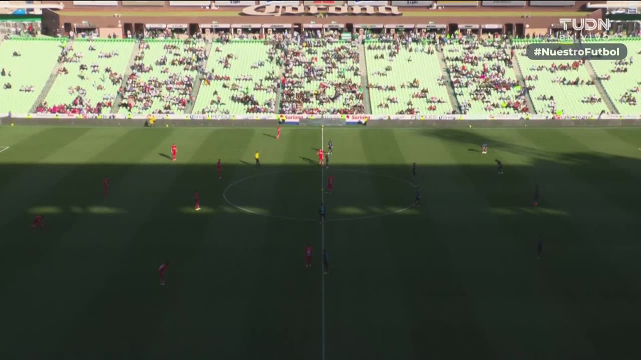 Arranca el partido y la pelota está en juego.