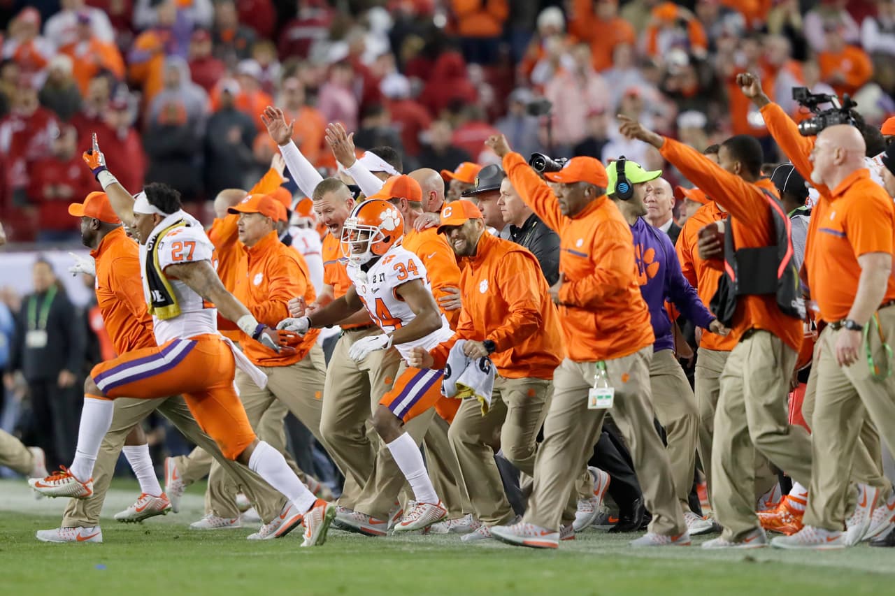 Llegó el silbatazo y los jugadores de los Clemson Tigers corrieron al centro del campo para celebrar la obtención del Campeonato Nacional tras 35 años de espera.