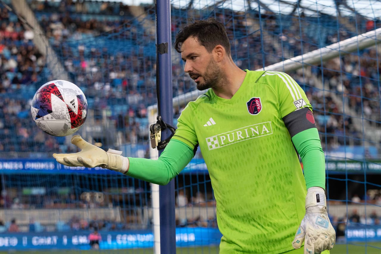 <b>ROMAN BÜRKI - St. Louis CITY SC</b> | por Votación
<br>Bürki es el primer capitán en la historia de St. Louis CITY SC, y lidera a la MLS con 76 atajadas. El internacional suizo de 32 años llegó a la MLS tras pasar siete años con el Borussia Dortmund en la Bundesliga alemana.
<br>