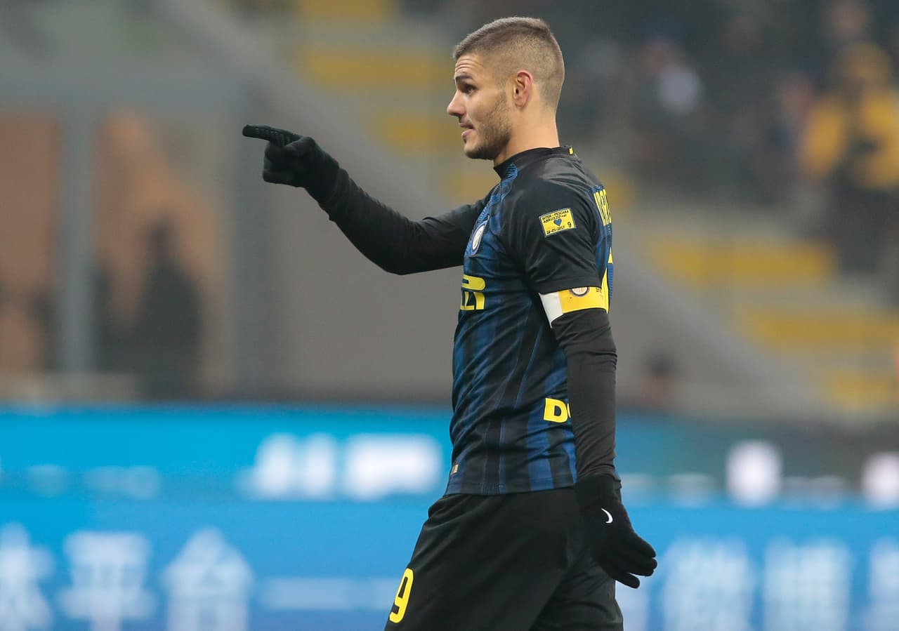 MILAN, ITALY - JANUARY 28: Mauro Icardi of FC Internazionale Milano gestures during the Serie A match between FC Internazionale and Pescara Calcio at Stadio Giuseppe Meazza on January 28, 2017 in Milan, Italy. (Photo by Emilio Andreoli/Getty Images )