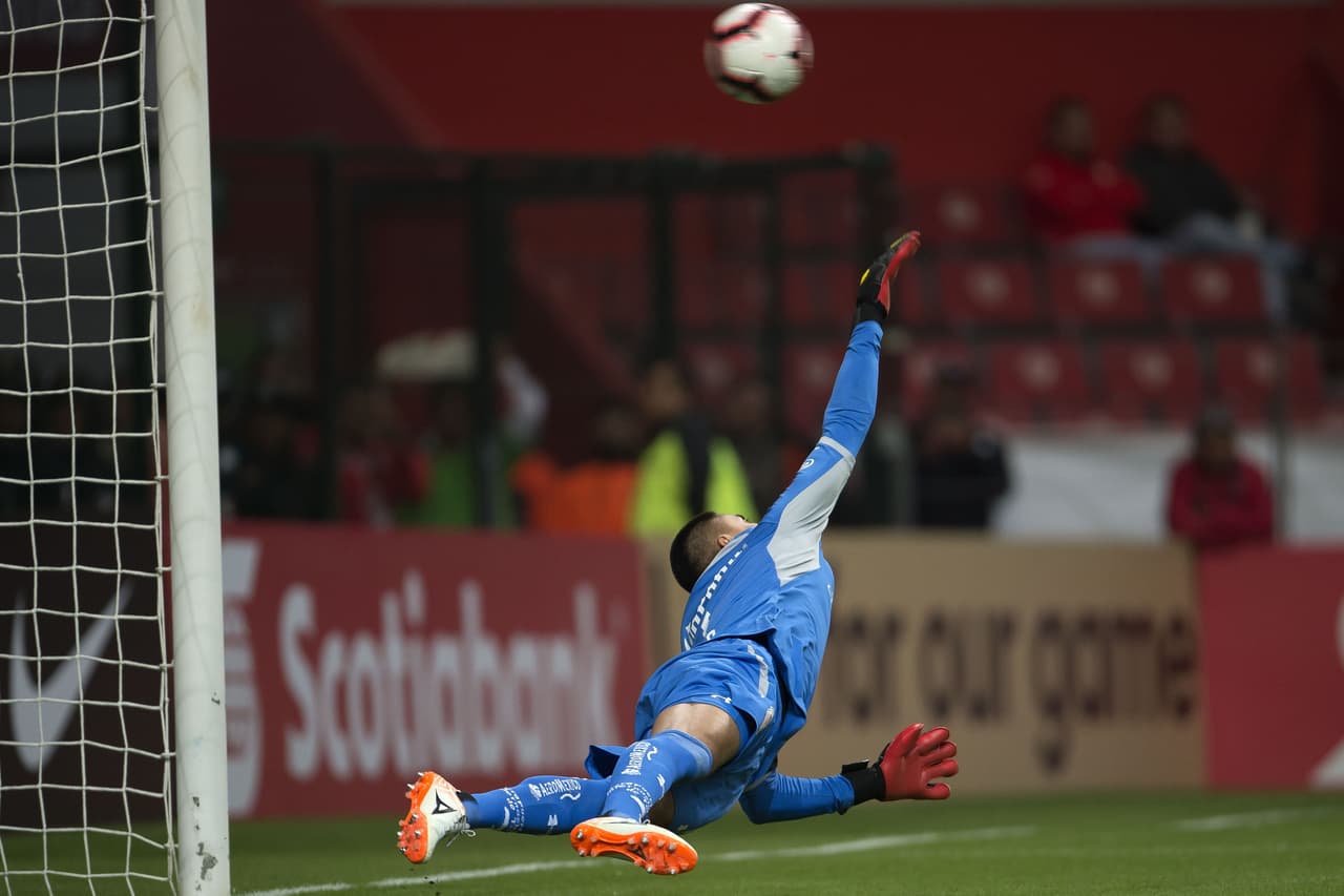 Con potencia y ubicación la pelota se metió por el palo izquierdo de Talavera que no pudo hacer nada a pesar de estirarse cuan largo es.