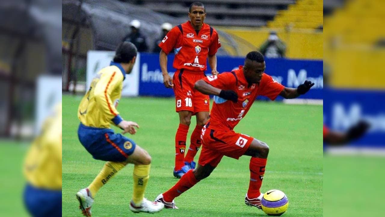 A los 18 años comenzó su carrera con el Club Deportivo El Nacional en su natal Quito, Ecuador. Con este equipo empezó a proyectarse en la escena internacional en la Copa Libertadores de América.