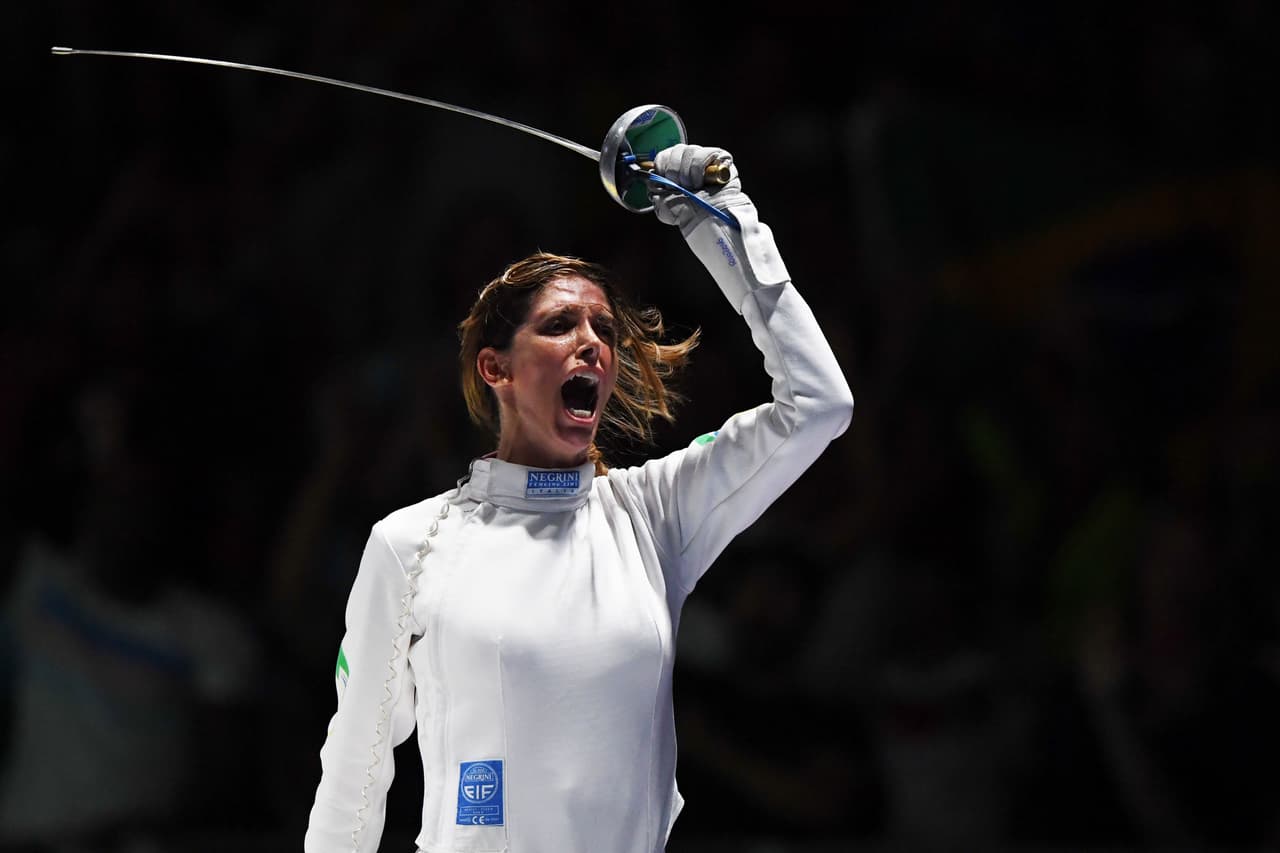 Nathalie Moellhausen (Brasil) celebra su victoria ante Marie-Florence Candassamy (Francia) en el encuentro clasificatorio de espada individual del torneo de Esgrima. 
<br>