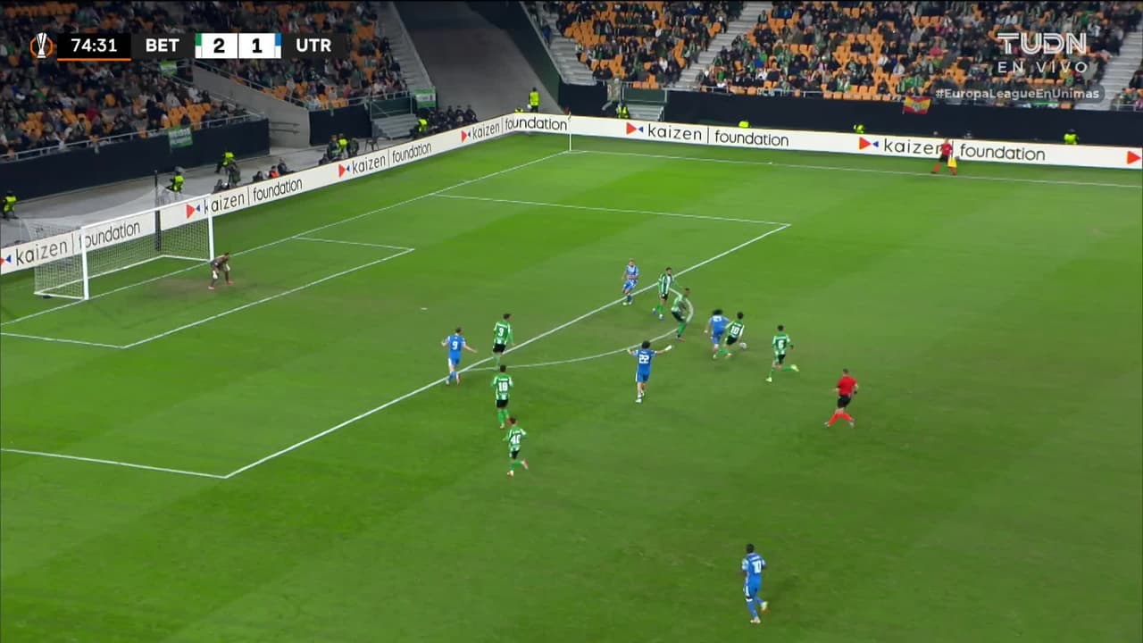 ¡TIRO ATAJADO! disparo por Pablo Fornals.