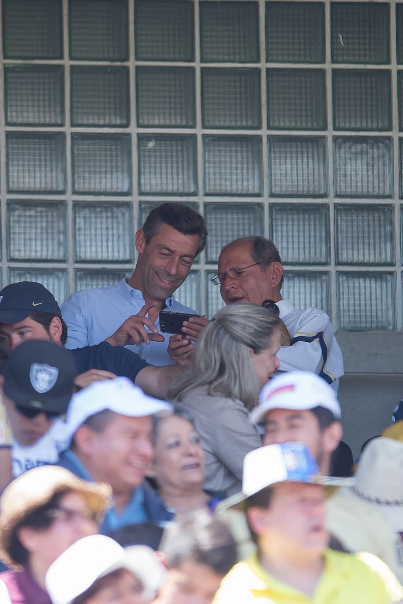 En las tribunas y con el semblante compuesto encontramos a Pedro Caixinha, entrenador del Cruz Azul.