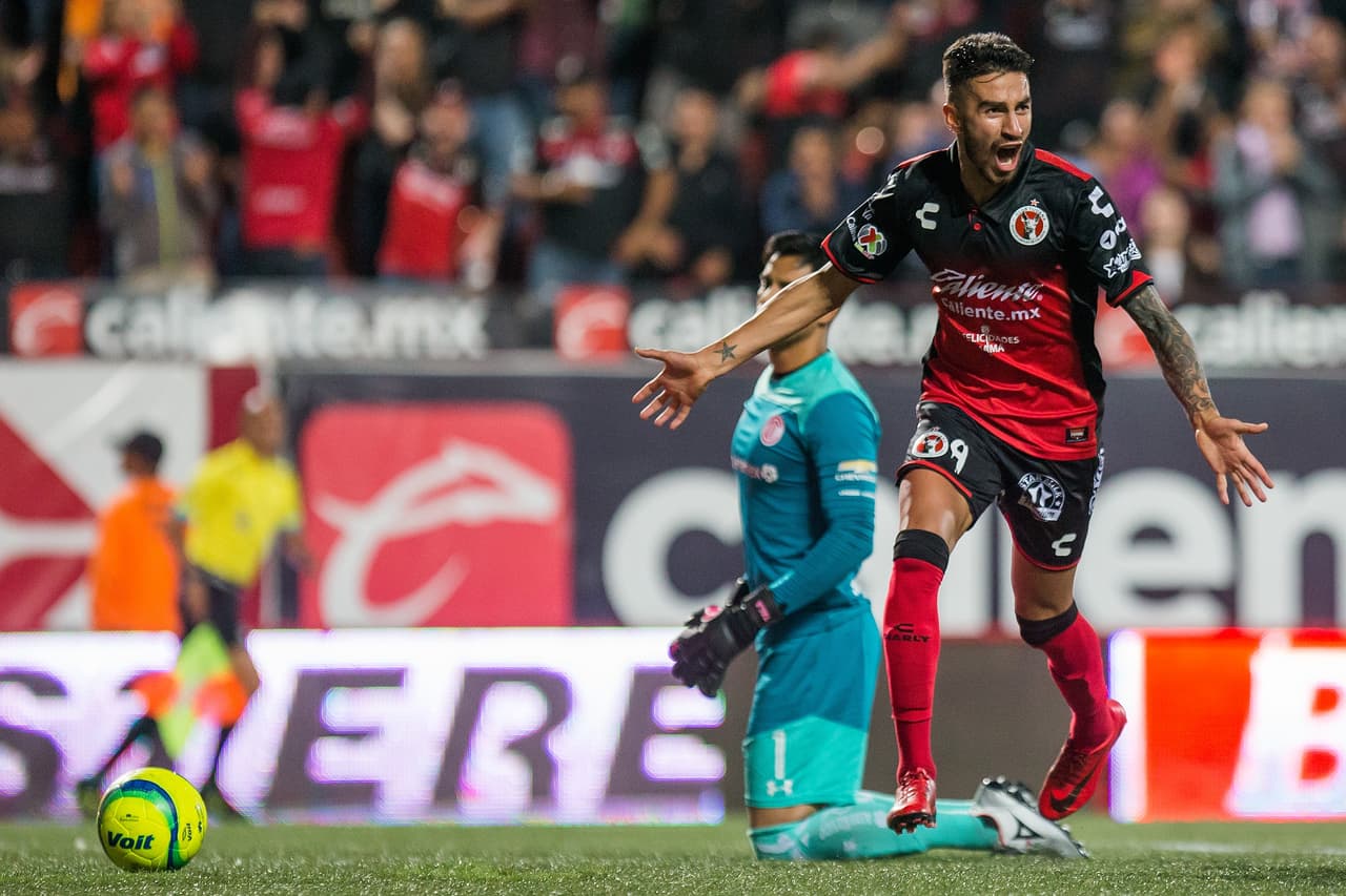 Al minuto 27, después de una asistencia de Mendoza, Juan Martín Lucero remató de pierna derecha para poner el 1-0 parcial.