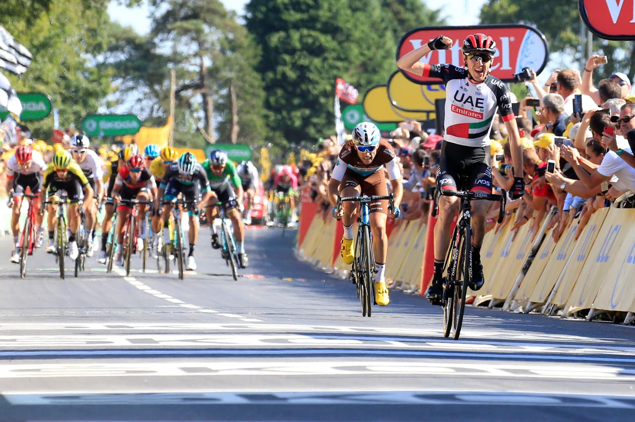 Este es el momento de la llegada a Muro de bretaña, destacándose por delante el ciclista irlandés Daniel Martin, quien levanta el puño. Corre para el equipo de los Emiratos Árabes Unidos.